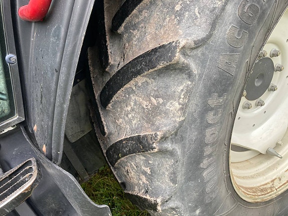 Valtra N121 Hitech med lastare 3 of 12