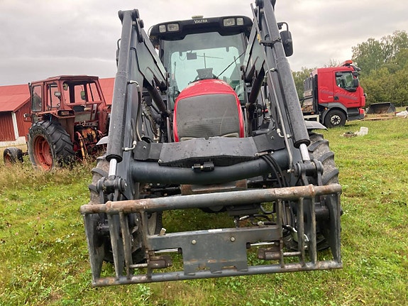 Valtra N121 Hitech med lastare 4 of 12