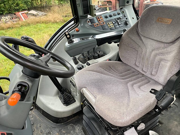 Valtra N121 Hitech med lastare 11 of 12