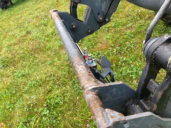 Valtra N121 Hitech med lastare 5 of 12