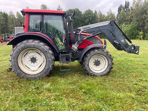 Valtra N121 Hitech med lastare 6 of 12