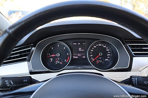 Volkswagen Passat 14 of 21