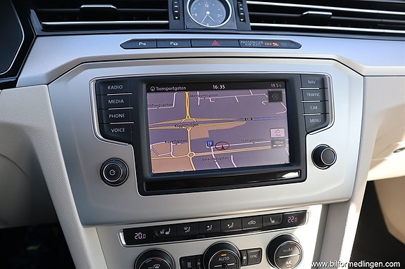 Volkswagen Passat 16 of 21