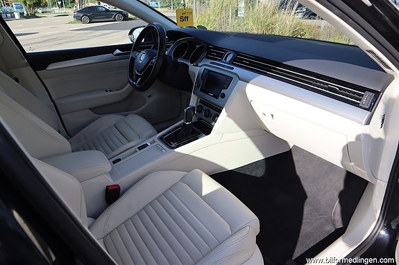 Volkswagen Passat 10 of 21