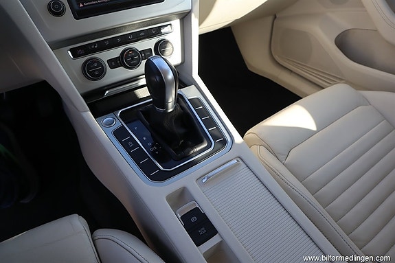 Volkswagen Passat 12 of 21