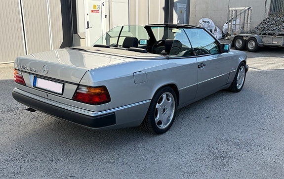 Mercedes-Benz 300 CE-24 2 of 7