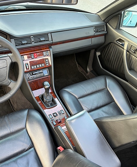 Mercedes-Benz 300 CE-24 5 of 7
