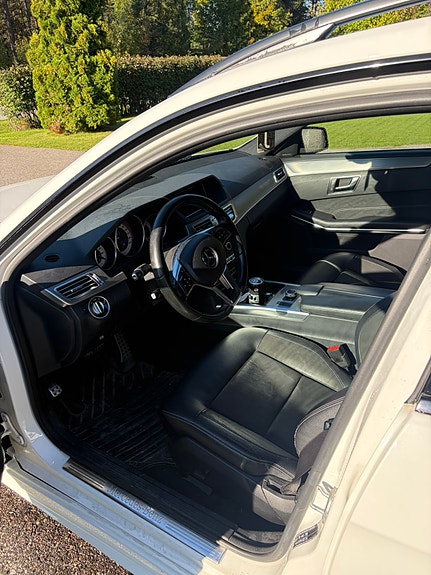 Mercedes-Benz E220 3 of 4