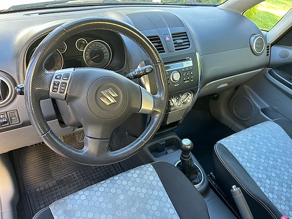 Suzuki SX4 3 of 6