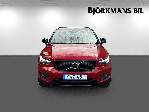 Volvo XC40 2 of 14