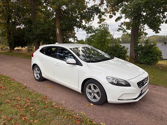 Volvo V40 2 of 8