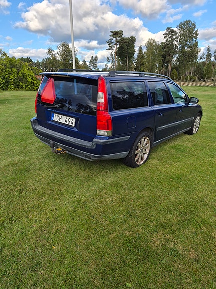 Volvo V70 3 of 4