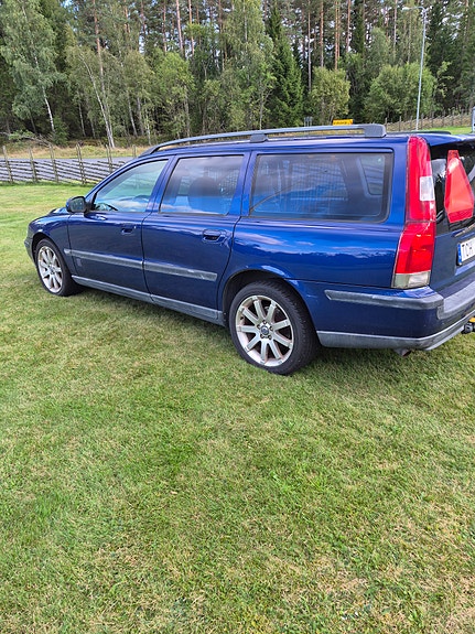 Volvo V70 2 of 4