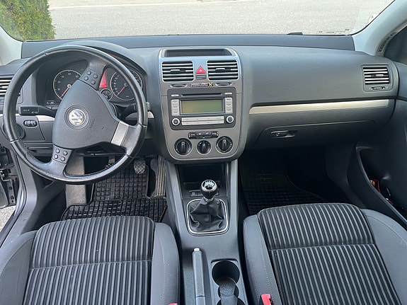 Volkswagen Golf V 2 of 6
