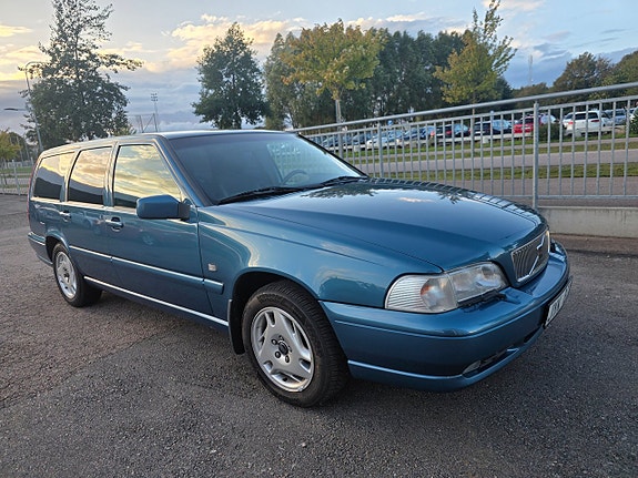 Volvo V70 2 of 9