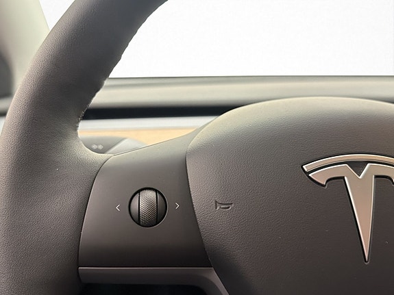 Tesla Model Y 19 of 30