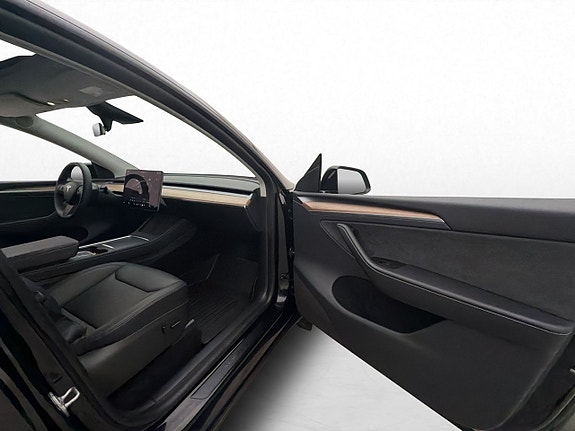 Tesla Model Y 17 of 30
