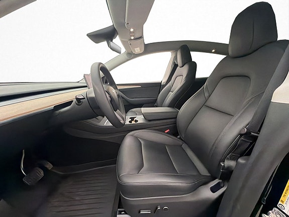 Tesla Model Y 13 of 30