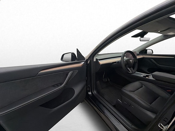 Tesla Model Y 12 of 30