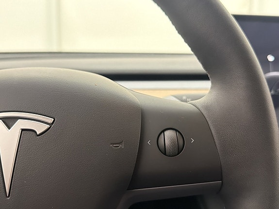 Tesla Model Y 20 of 30