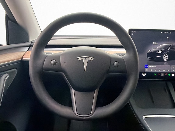 Tesla Model Y 15 of 30