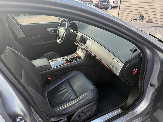 Jaguar XF 7 of 8