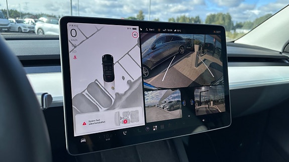 Tesla Model Y 4 of 6