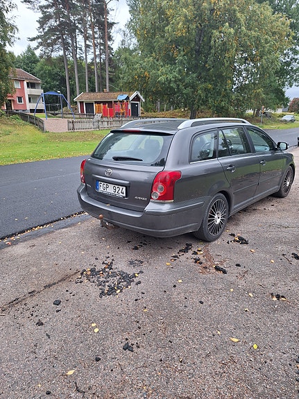 Toyota Avensis 2 of 4