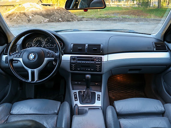 BMW 330Xi 8 of 12
