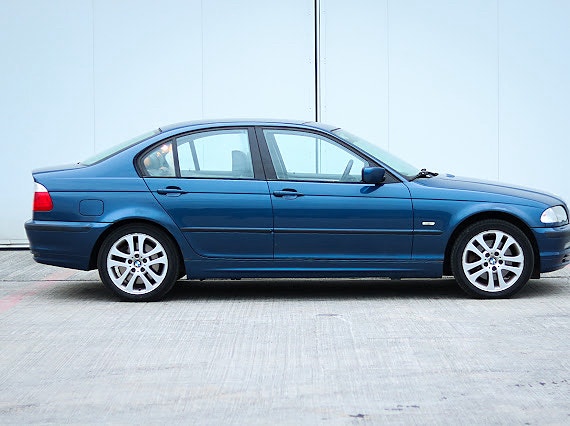 BMW 330Xi 2 of 12
