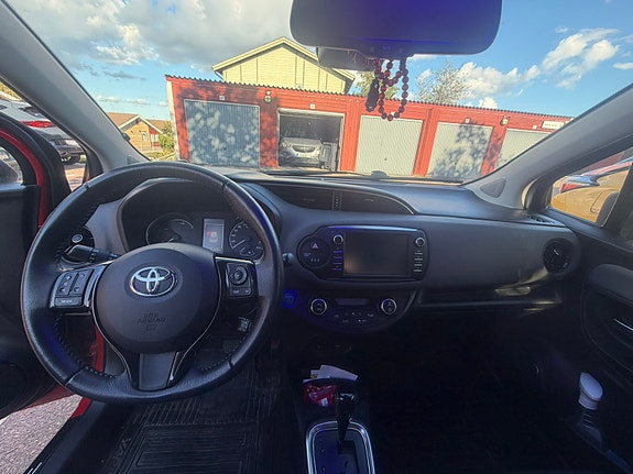 Toyota Yaris 5 of 9