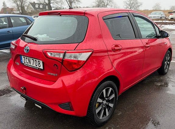 Toyota Yaris 3 of 9