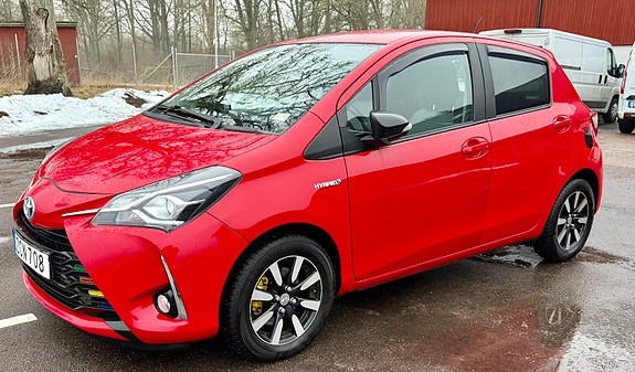Toyota Yaris 2 of 9