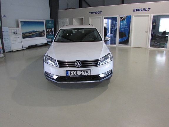 Volkswagen Passat Alltrack 2 of 17