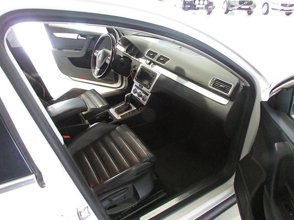 Volkswagen Passat Alltrack 10 of 17