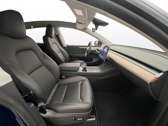 Tesla Model Y 28 of 30