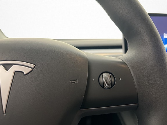 Tesla Model Y 19 of 30
