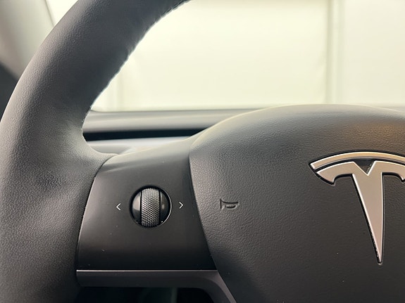 Tesla Model Y 18 of 30