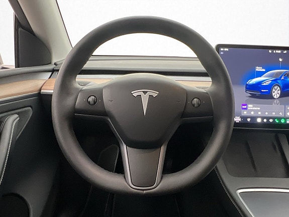 Tesla Model Y 17 of 30