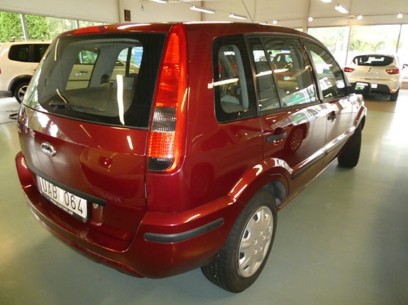 Ford Fusion 4 of 7