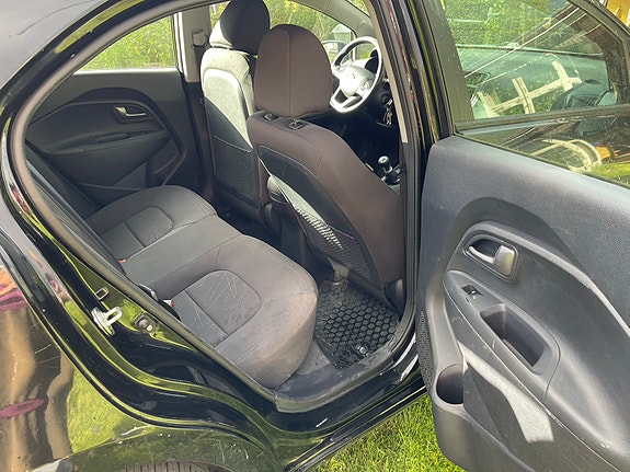 Kia Rio 7 of 10