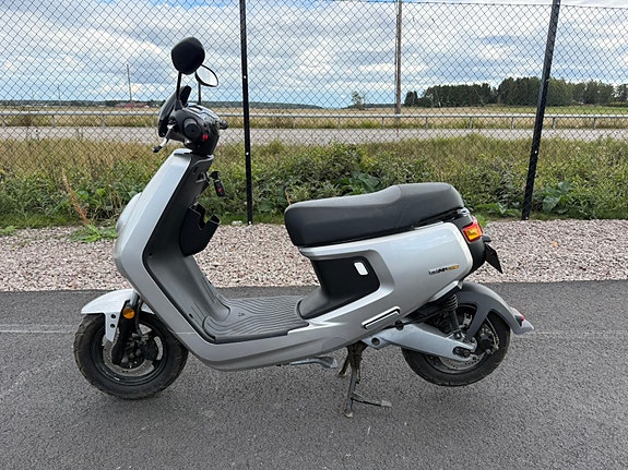NIU M+ Lite 25km/h Silver 2 of 5