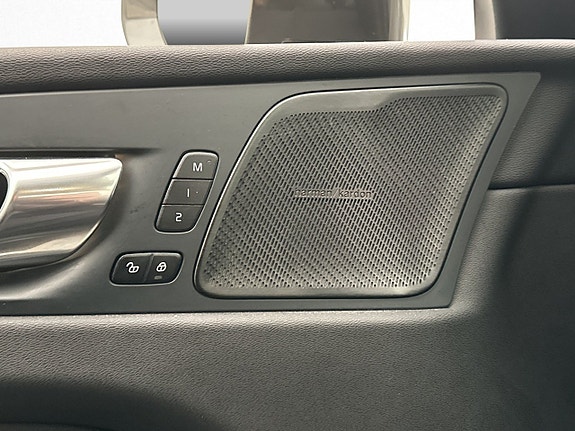 Volvo XC60 14 of 30