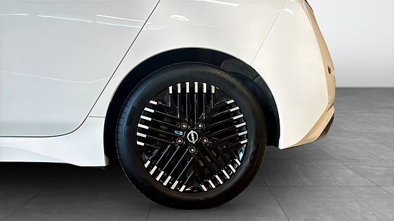 Nissan Leaf 9 of 17