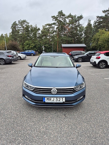 Volkswagen Passat 2 of 14