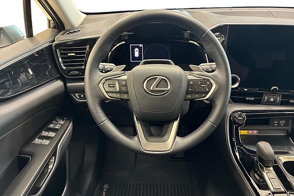 Lexus NX350h 9 of 18