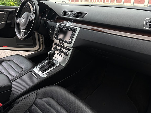 Volkswagen Passat Alltrack 11 of 17