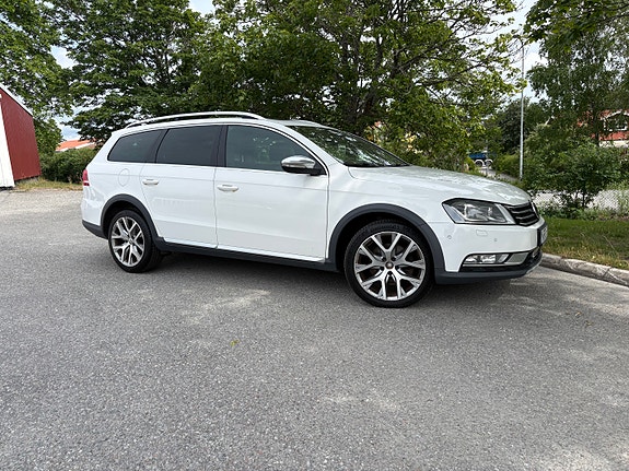 Volkswagen Passat Alltrack 2 of 17