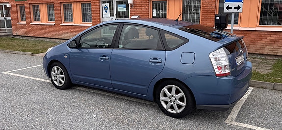 Toyota Prius 2 of 7
