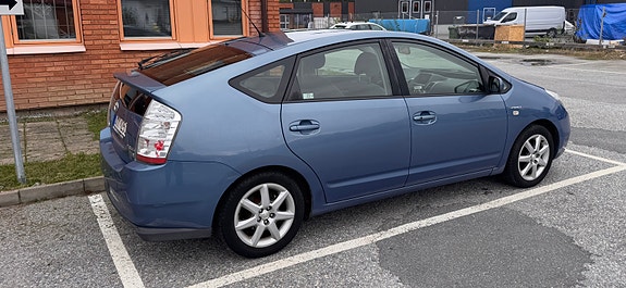 Toyota Prius 4 of 7